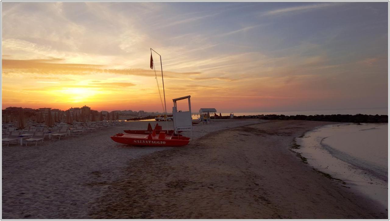 Accademia Hotel Rimini Ngoại thất bức ảnh